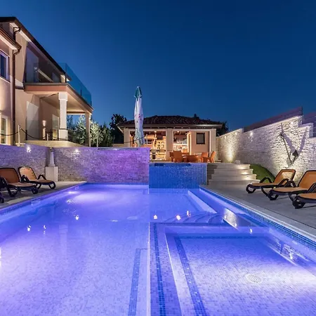 Luxe In With Private Pool Valtura